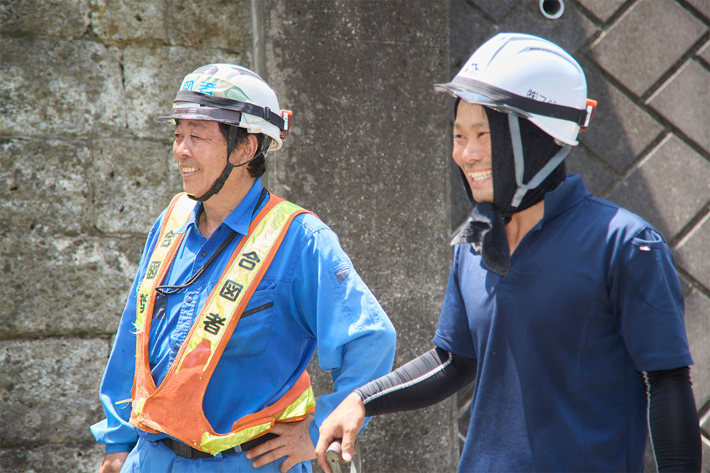 笑顔の作業員2人